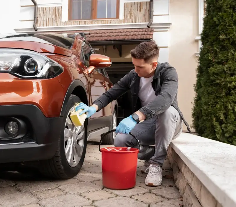 Lavage auto à domicile Saint-Romain-au-Mont-d'Or : professionnel intervenant sur un véhicule